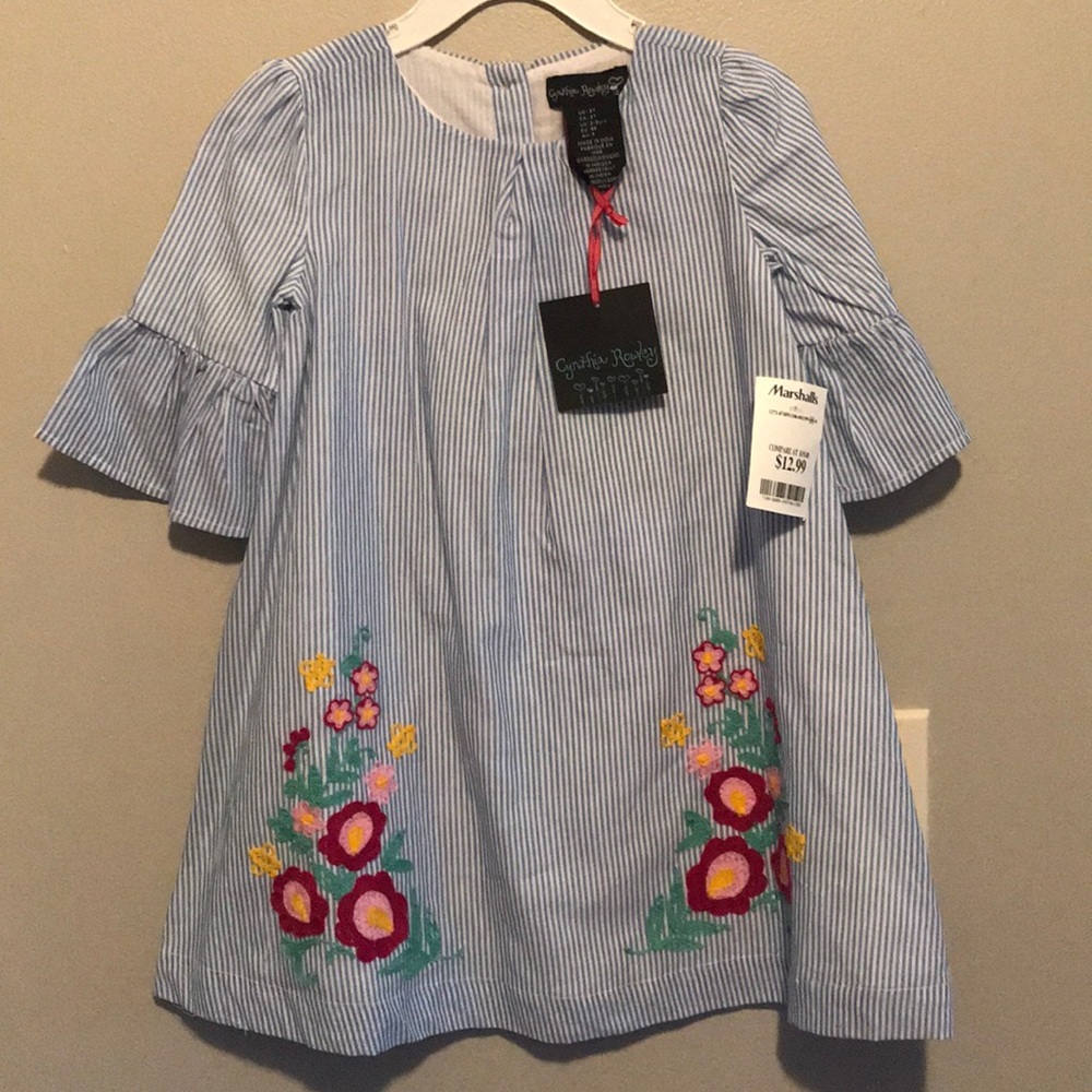 Bell sleeve cotton dress w/ embroidered flowers